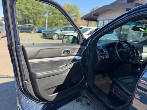 Used 2016 Ford Explorer XLT w/ Equipment Group 202A image 10