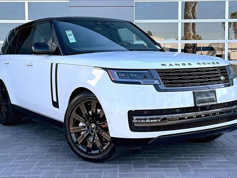 Used 2025 Land Rover Range Rover SE image 2