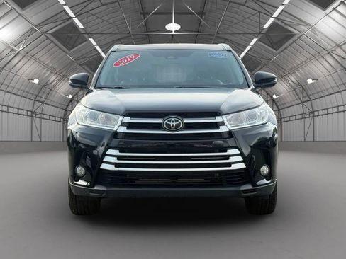 Used 2019 Toyota Highlander XLE w/ Preferred Accessory Package AWD/4WD image 2