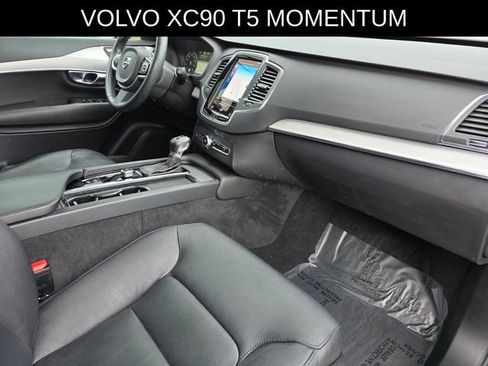 Used 2022 Volvo XC90 T5 Momentum w/ Protection Package Premier FWD image 9