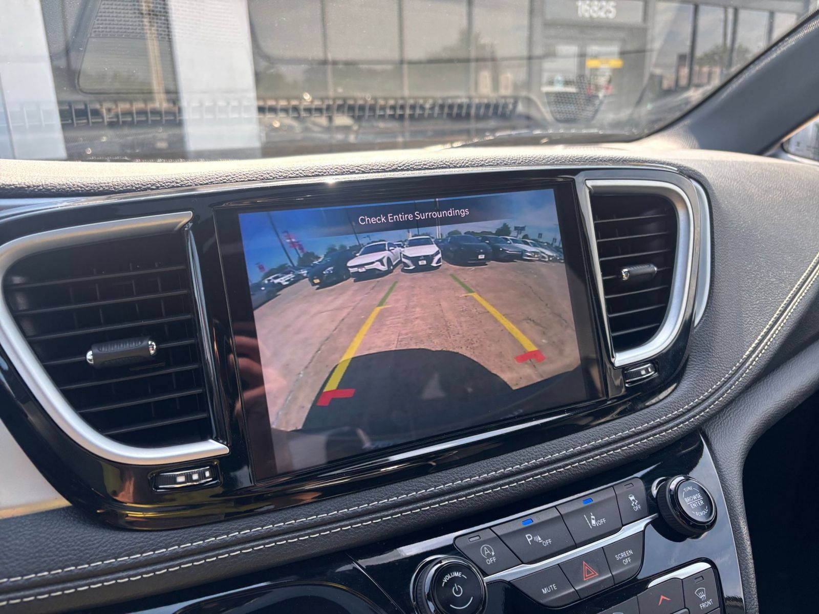 Used 2025 Chrysler Pacifica Limited FWD image 26