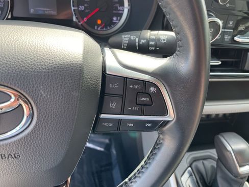 Used 2021 Toyota Highlander LE FWD image 14