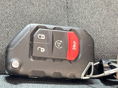 Used 2025 Jeep Wrangler Unlimited Sahara AWD/4WD image 25