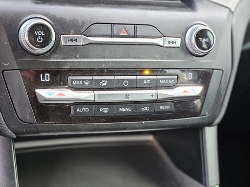 Used 2020 Ford Explorer XLT w/ Equipment Group 202A image 23