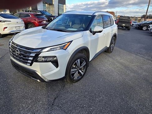 Used 2024 Nissan Rogue SL image 2