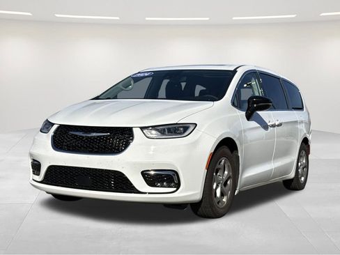 Used 2024 Chrysler Pacifica Limited image 1