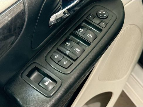 Used 2014 Dodge Grand Caravan SXT image 17