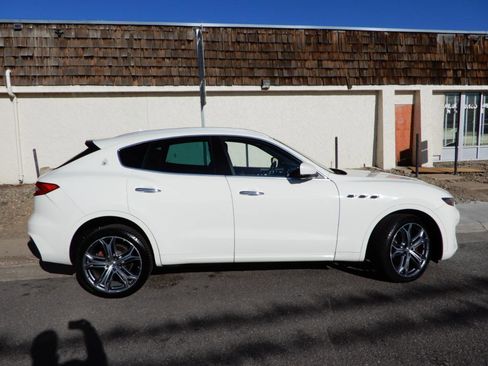 Used 2020 Maserati Levante AWD/4WD image 4