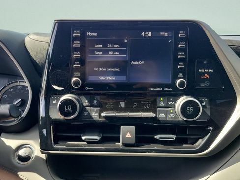 Used 2022 Toyota Highlander XLE FWD image 18