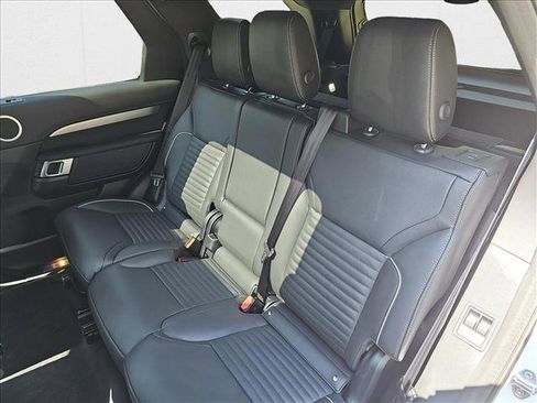 New 2024 Land Rover Discovery Dynamic SE image 9