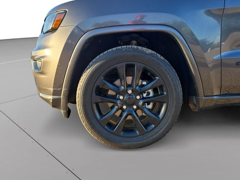 Used 2018 Jeep Grand Cherokee Altitude RWD image 9