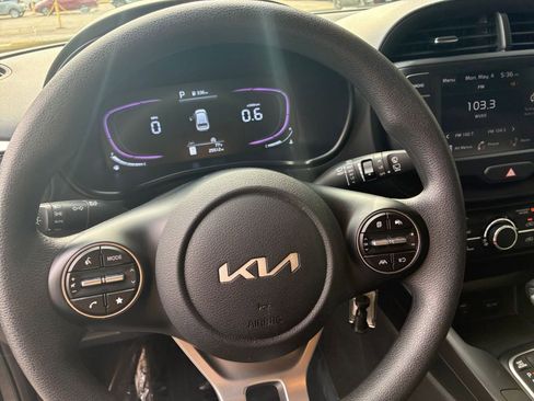Used 2025 Kia Soul LX w/ LX Technology Package FWD image 29