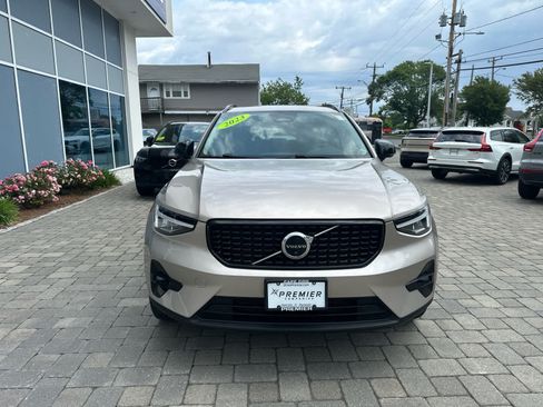 Used 2023 Volvo XC40 B5 Plus w/ Driver Assist Package AWD/4WD image 3