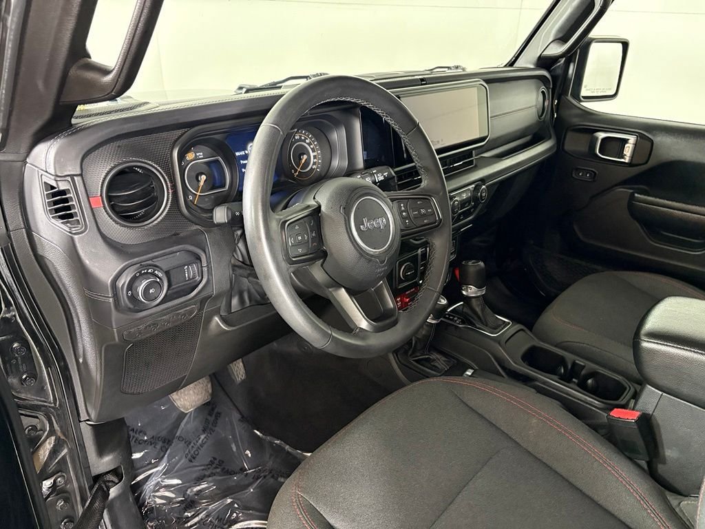 Used 2025 Jeep Wrangler Unlimited Rubicon AWD/4WD image 16