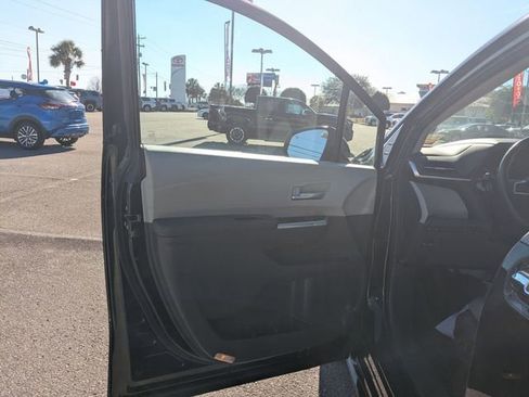 Certified 2024 Toyota Sienna XLE image 11