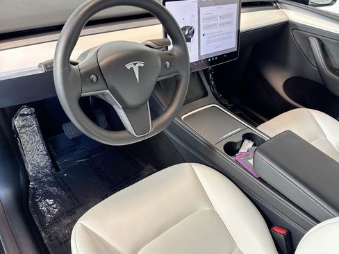 Used 2025 Tesla Model Y Long Range AWD/4WD image 9