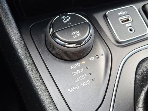 Used 2021 Jeep Cherokee Latitude Lux w/ Comfort/Convenience Group image 24