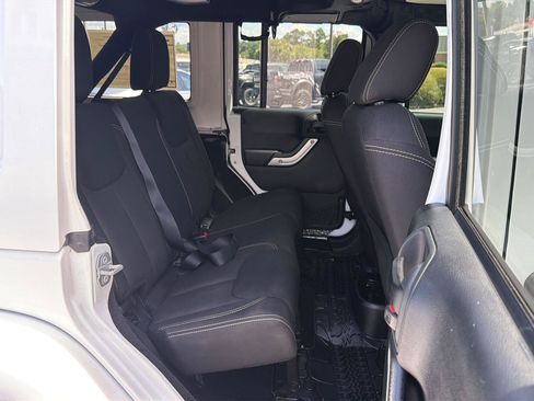 Used 2015 Jeep Wrangler Unlimited Sahara w/ Connectivity Group AWD/4WD image 12