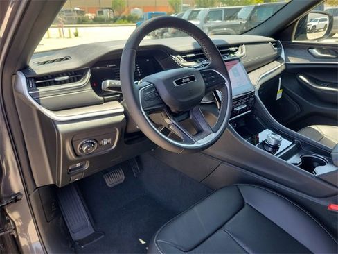 New 2025 Jeep Grand Cherokee L Limited w/ Luxury Tech Group II image 18