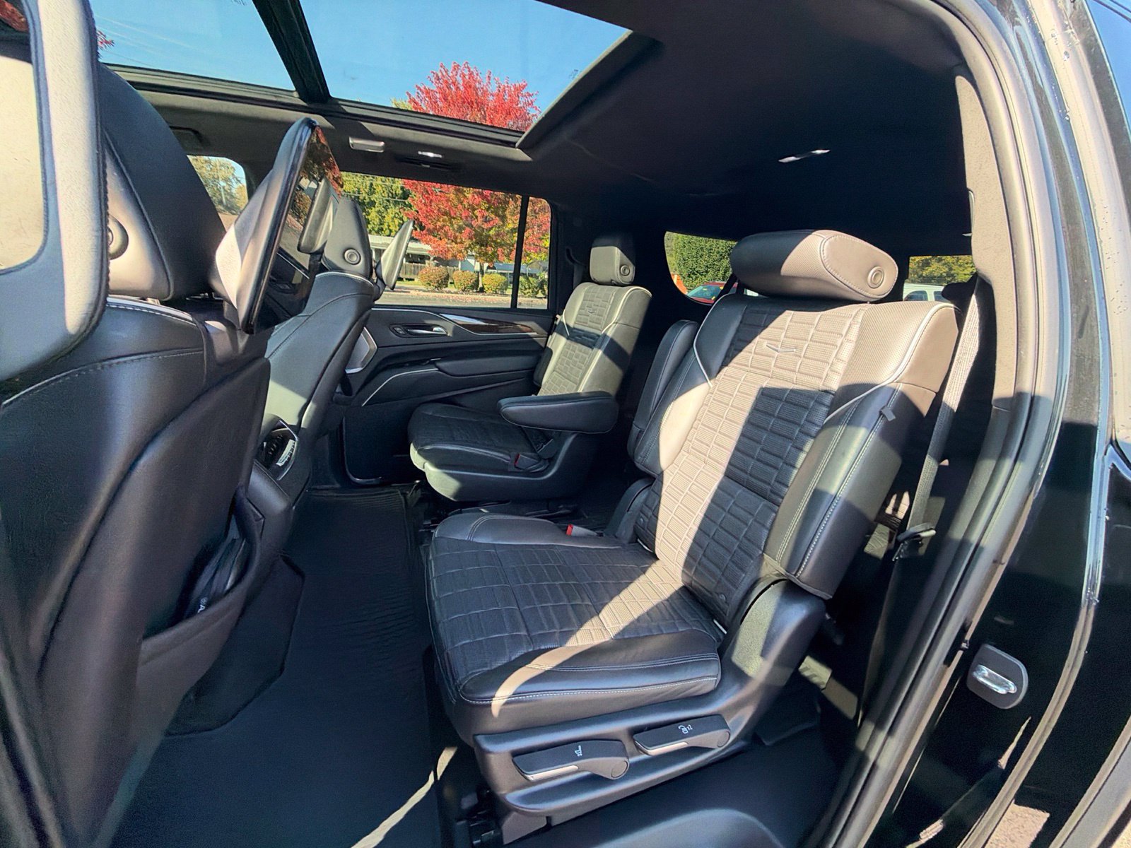Used 2022 Cadillac Escalade ESV Sport Platinum w/ Heavy-Duty Trailer Package AWD/4WD image 29