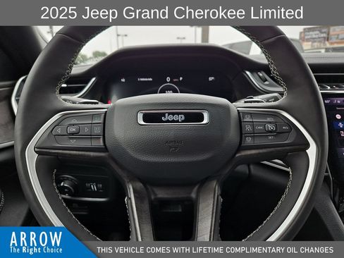 Used 2025 Jeep Grand Cherokee Limited AWD/4WD image 27