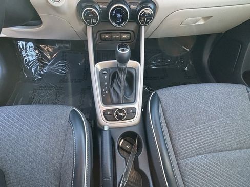 Used 2022 Hyundai Venue Limited image 15