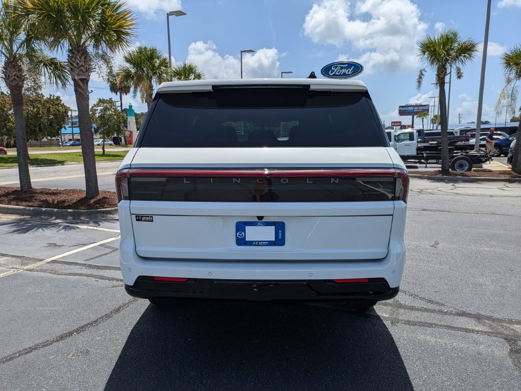New 2027 Lincoln Navigator Reserve w/ Jet Appearance Package AWD/4WD image 5