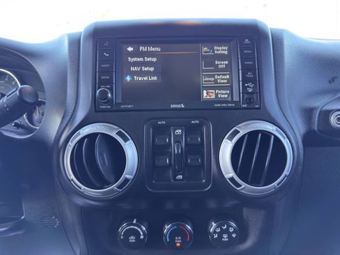Used 2014 Jeep Wrangler Unlimited Rubicon w/ Connectivity Group AWD/4WD image 18