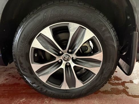 Used 2020 Toyota Highlander XLE image 30