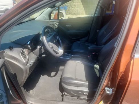 Used 2019 Chevrolet Trax LT w/ LT Convenience Package FWD image 9