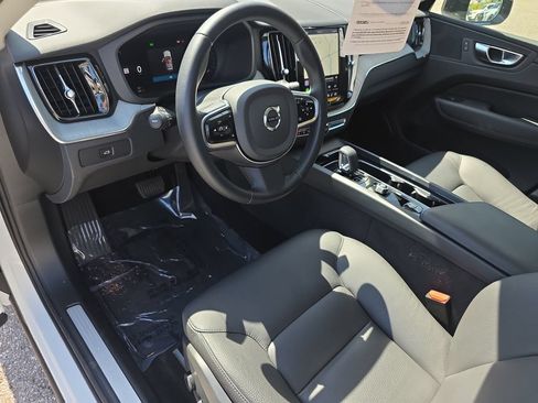Used 2025 Volvo XC60 B5 Plus AWD/4WD image 9
