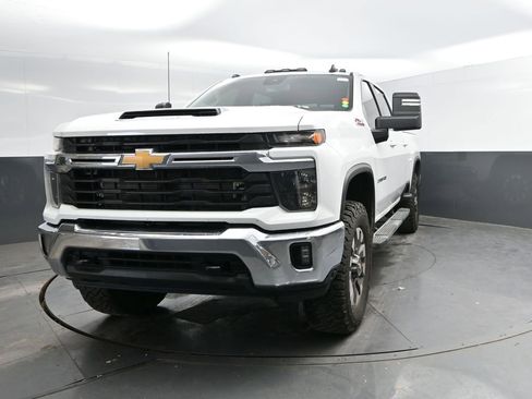 Used 2024 Chevrolet Silverado 2500 LT image 3