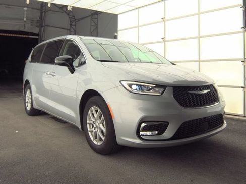 Used 2024 Chrysler Pacifica Touring-L FWD image 2
