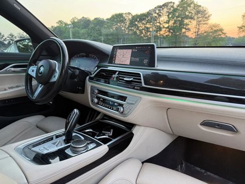 Used 2022 BMW 740i w/ Luxury Rear Seating Package RWD image 15