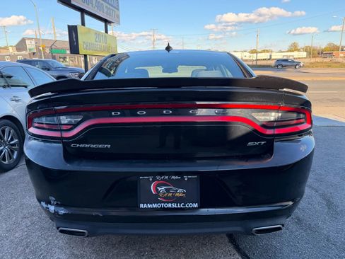 Used 2016 Dodge Charger SXT image 4