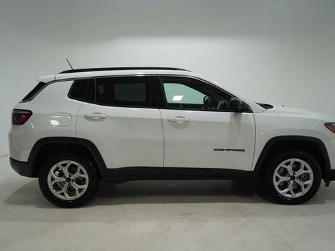 Used 2025 Jeep Compass Latitude w/ Sun & Sound Group AWD/4WD image 9