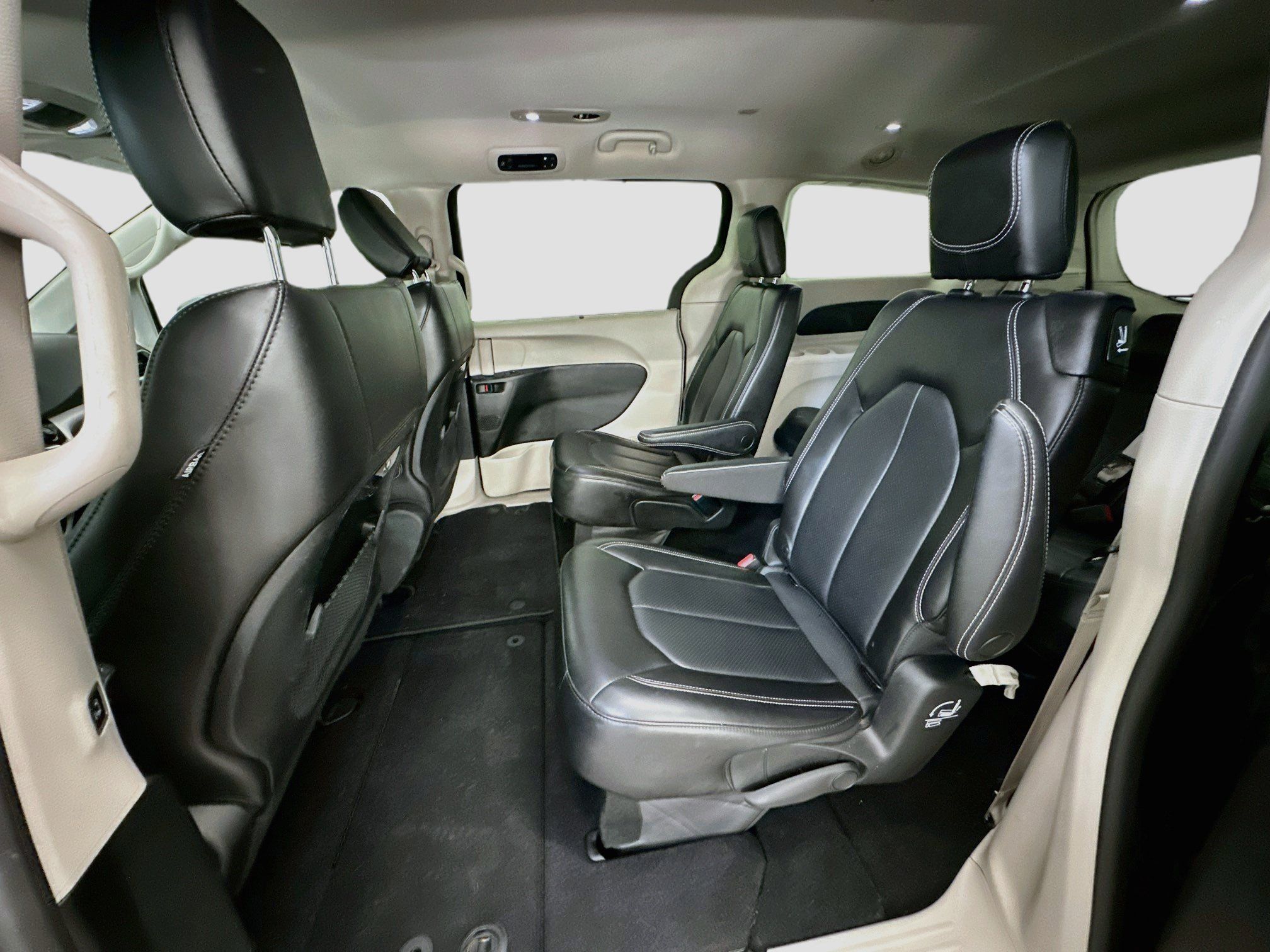 Used 2023 Chrysler Pacifica Touring-L FWD image 28