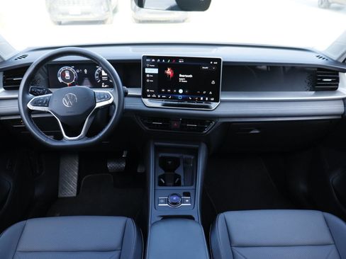 Certified 2025 Volkswagen Tiguan SE FWD image 23