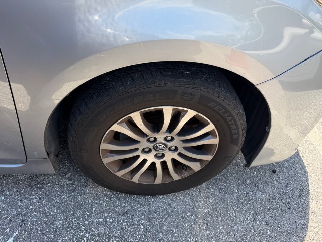 Used 2018 Toyota Sienna XLE Premium FWD image 11