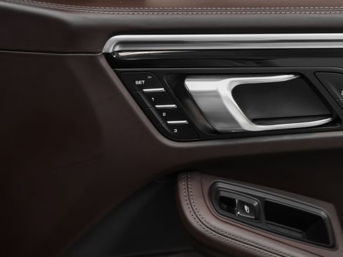 Certified 2019 Porsche Macan AWD/4WD image 17