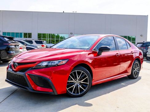 Used 2023 Toyota Camry SE FWD image 1