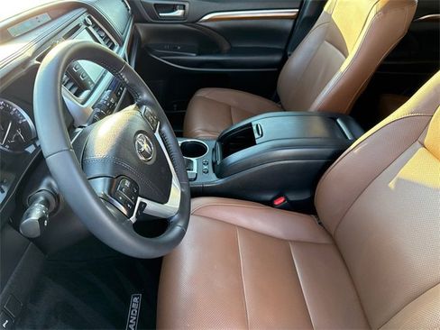 Used 2019 Toyota Highlander Limited image 21