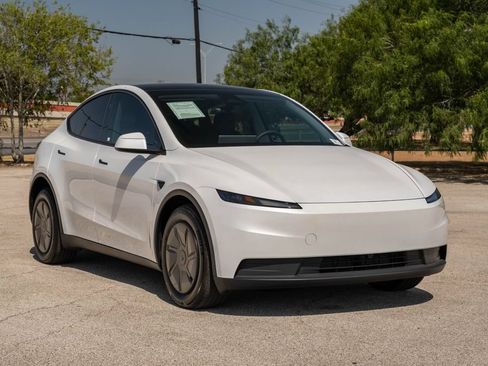 Used 2026 Tesla Model Y Long Range AWD/4WD image 2