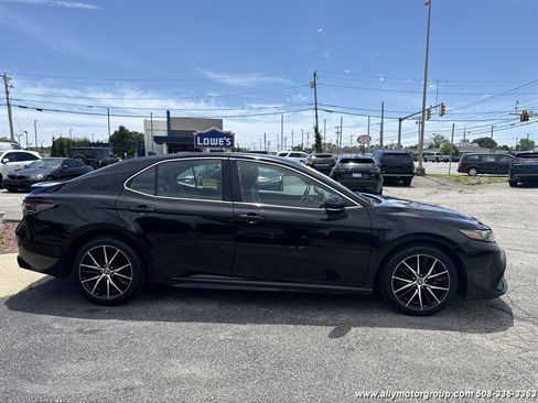 Used 2024 Toyota Camry SE w/ Cold Weather Package FWD image 4