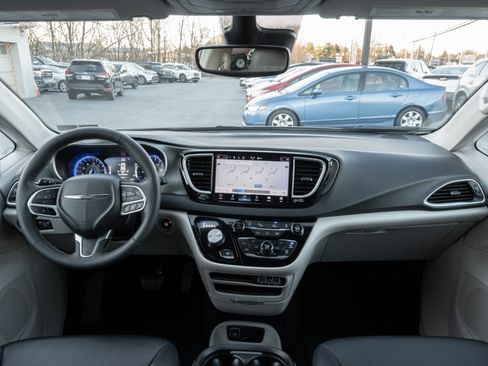 Used 2024 Chrysler Pacifica Touring-L image 2