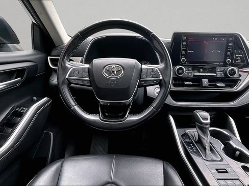 Used 2021 Toyota Highlander XLE AWD/4WD image 9