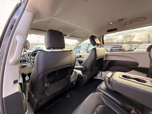 Used 2020 Chrysler Pacifica Touring-L image 16