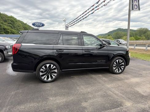 Used 2025 Ford Expedition Platinum w/ Driver's Package AWD/4WD image 3