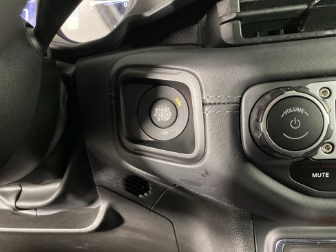 Used 2025 Jeep Wrangler Unlimited Sahara AWD/4WD image 26