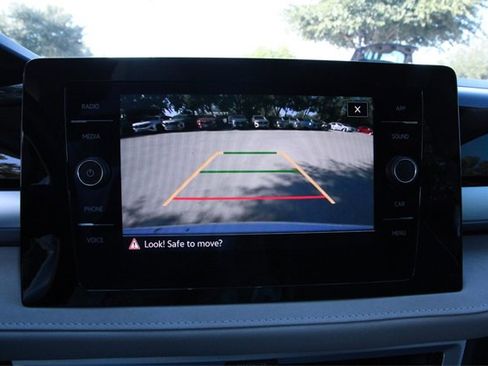 Certified 2025 Volkswagen Taos SE image 13